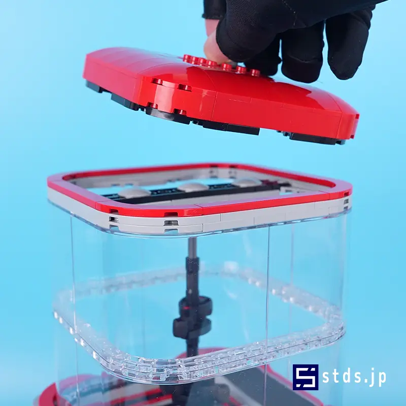 Removing the lid of the LEGO® Minifigure Vending Machine (21358)