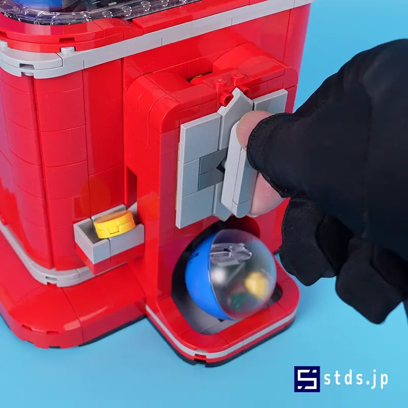 LEGO® Minifigure Vending Machine (21358) capsule released by turning the handle