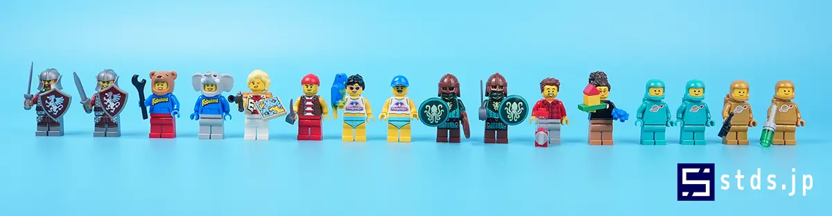 All 16 minifigures included in the LEGO® Minifigure Vending Machine (21358) lined up