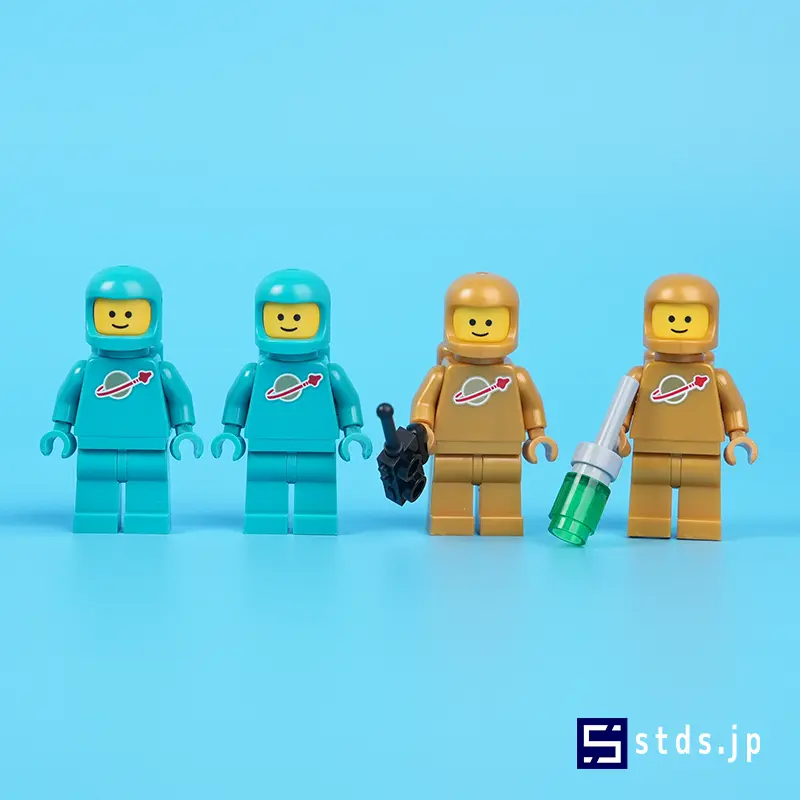 LEGO® Minifigure Vending Machine (21358) includes Classpe astronauts minifigures in teal and gold
