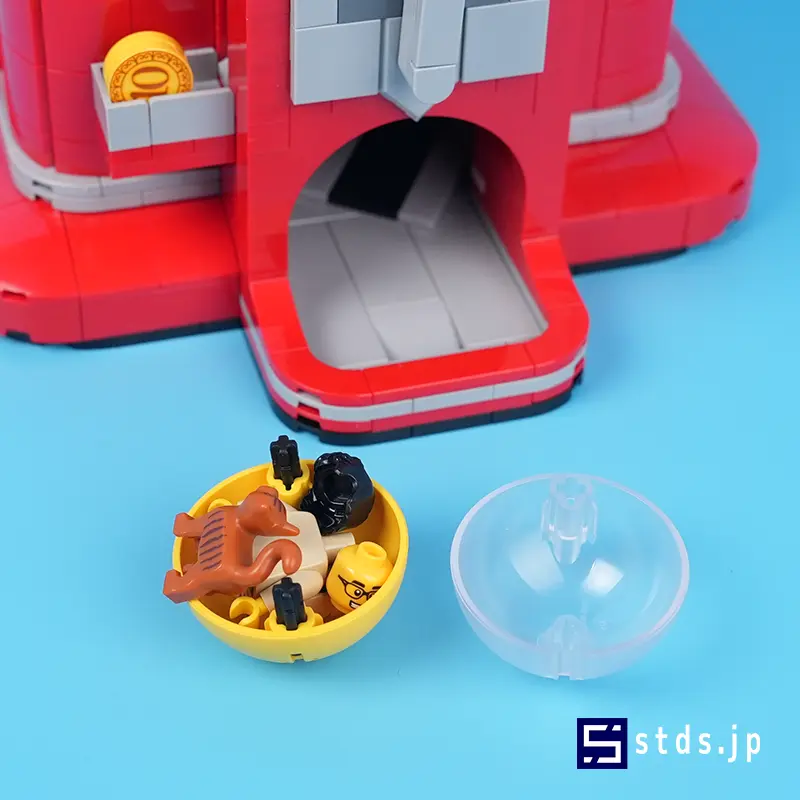 Minifigure part of Editor-in-Chief Studs inside a capsule in the LEGO® Minifigure Vending Machine (21358)