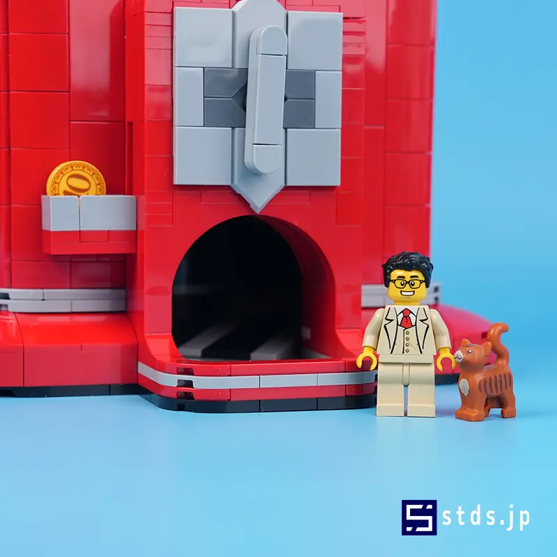 LEGO® Minifigure Vending Machine (21358) and Editor-in-Chief Studs with Cat Figure