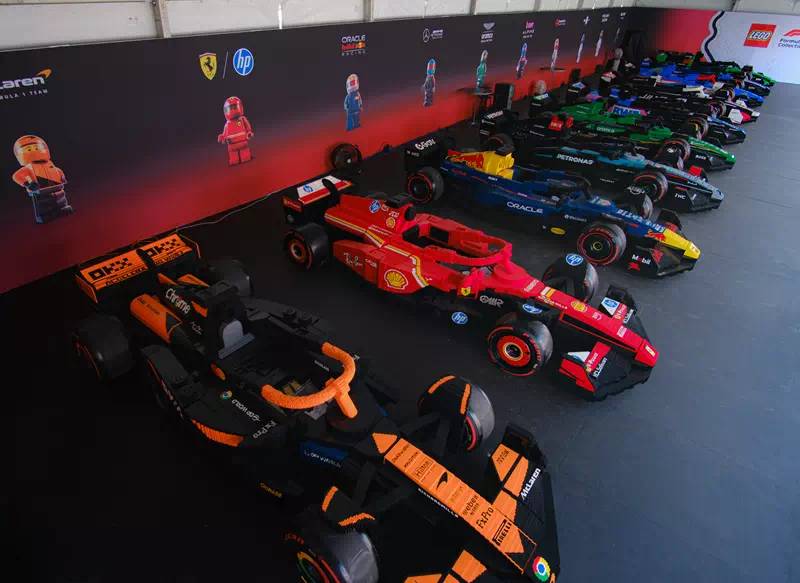 前代未聞！レゴ(R)ブロックの実物大F1マシンで全ドライバーがサーキット疾走