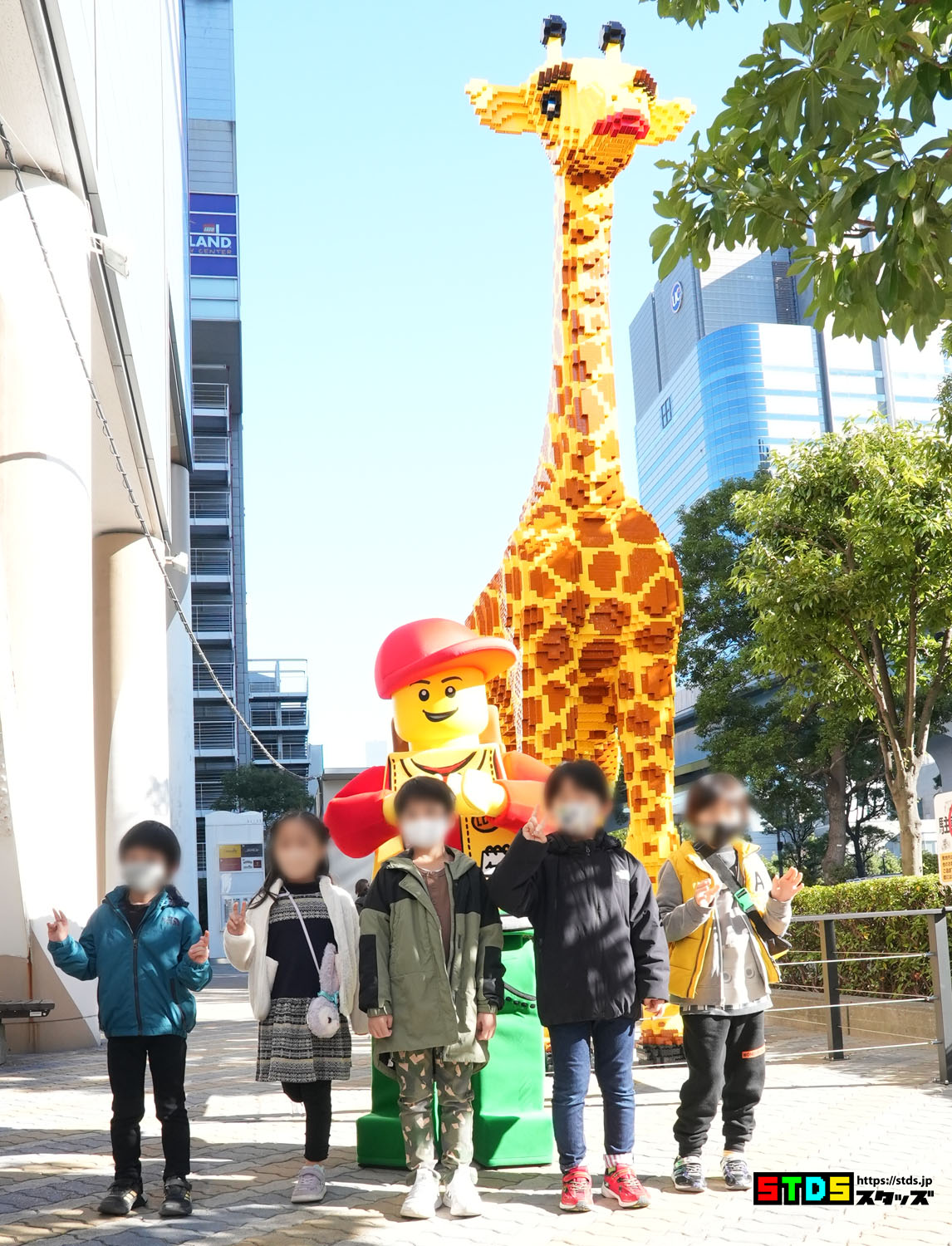 高さ6mのレゴ(R)ブロックのキリンがレゴランド(R)・ディスカバリー・センター東京があるお台場に登場！レゴ(R)ブロック約5万個を使用して作られた大型モニュメント