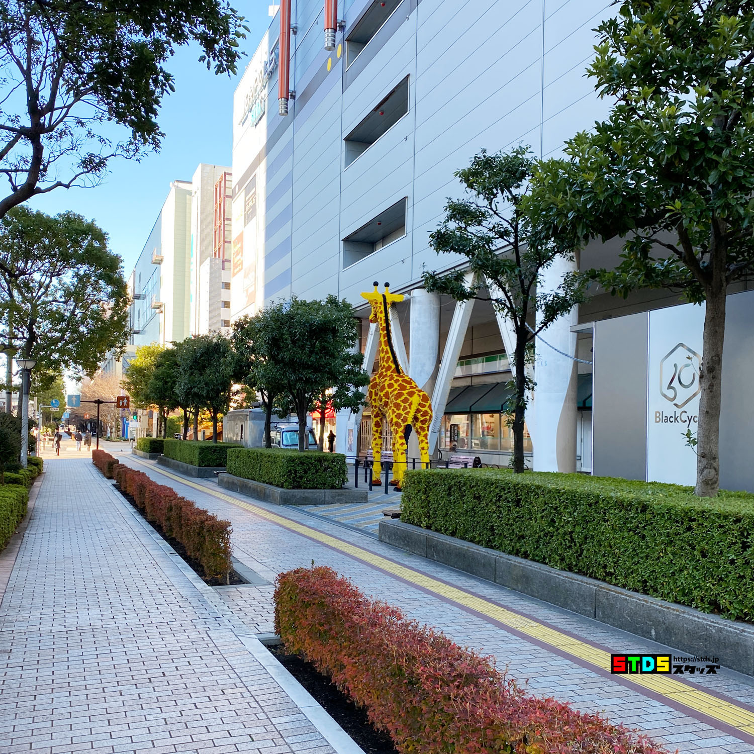 高さ6mのレゴ(R)ブロックのキリンがレゴランド(R)・ディスカバリー・センター東京があるお台場に登場！レゴ(R)ブロック約5万個を使用して作られた大型モニュメント