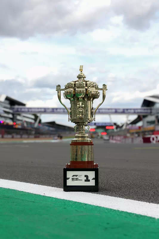 【F1史上初】表彰台にレゴ(R)ブロックのトロフィーが登場！2717個で作った重さ2kg超の傑作