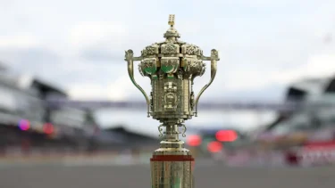 【F1史上初】表彰台にレゴ®ブロックのトロフィーが登場！2717個で作った重さ2kgの超傑作