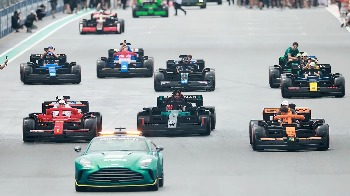 前代未聞！レゴ(R)ブロックの実物大F1マシンで全ドライバーがサーキット疾走