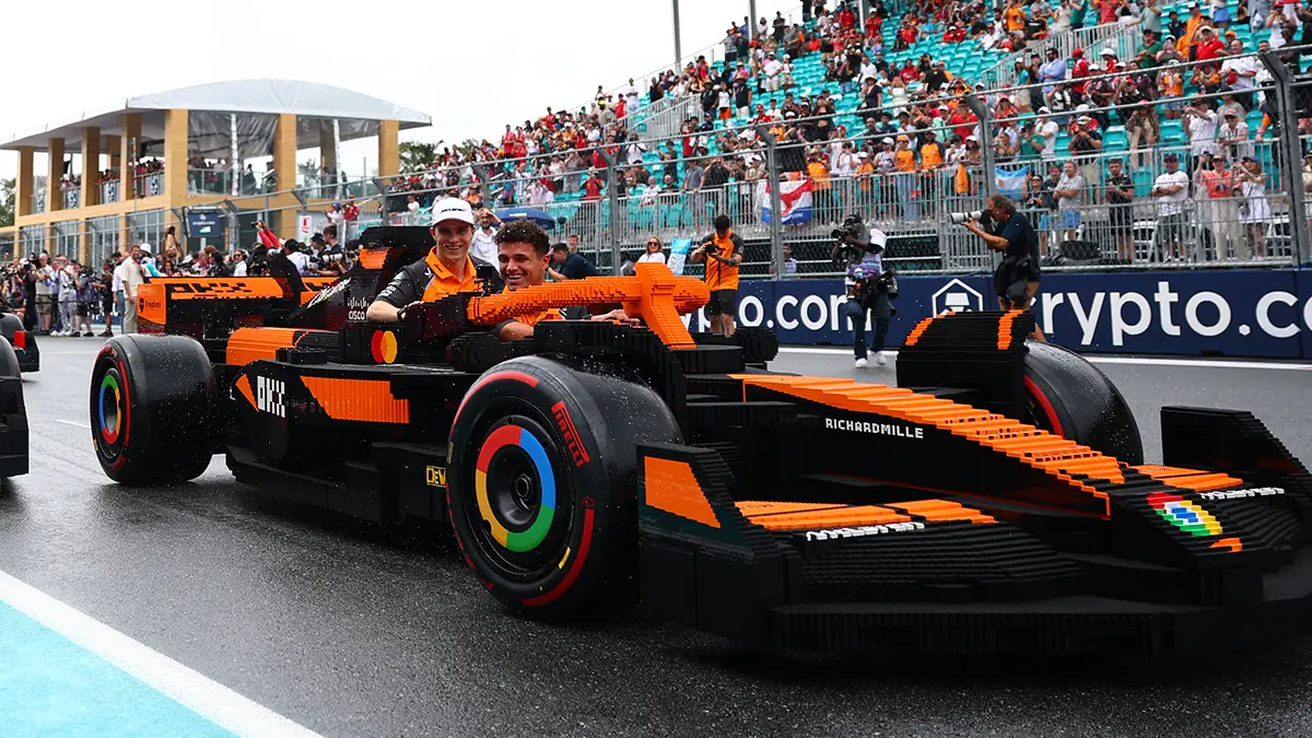 前代未聞！レゴ(R)ブロックの実物大F1マシンで全ドライバーがサーキット疾走