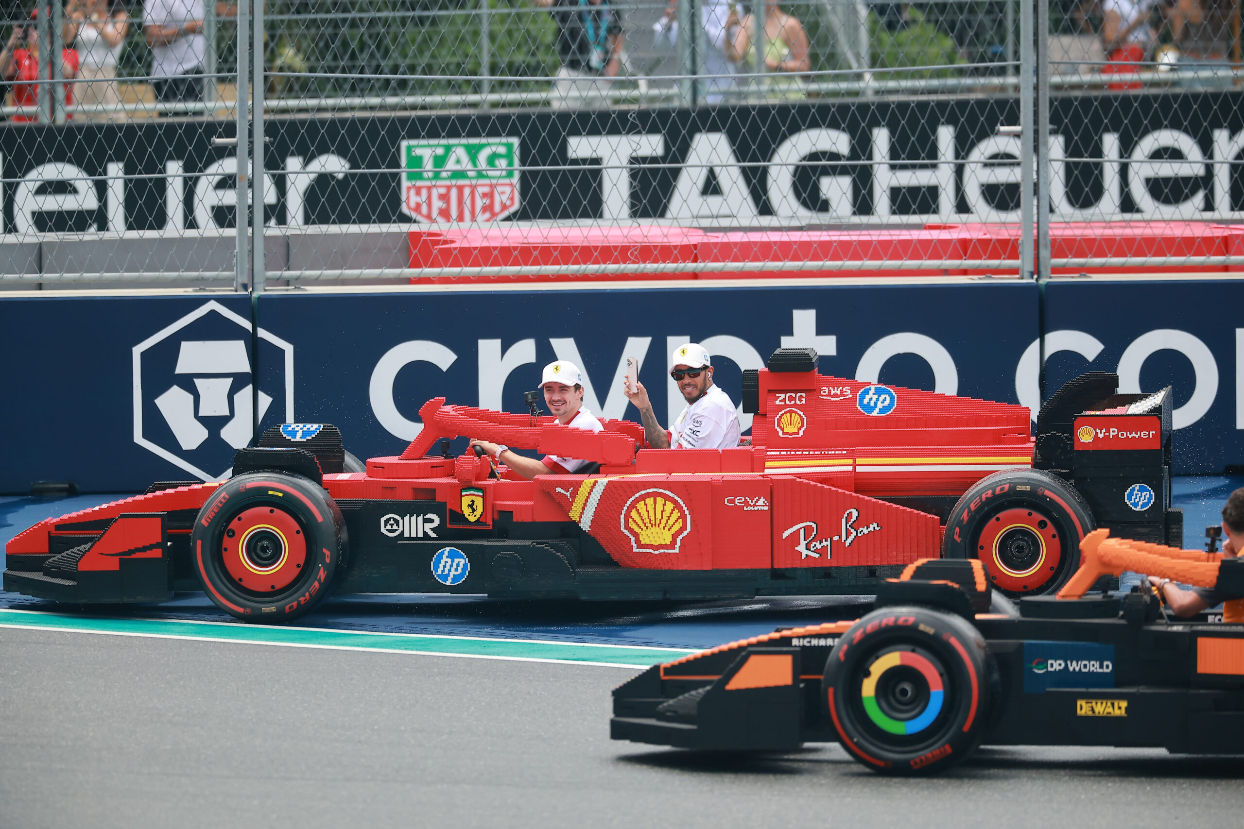 前代未聞！レゴ(R)ブロックの実物大F1マシンで全ドライバーがサーキット疾走