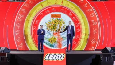 レゴ(R)グループがベトナムに最新鋭工場をオープン、記念の限定セットが配られる