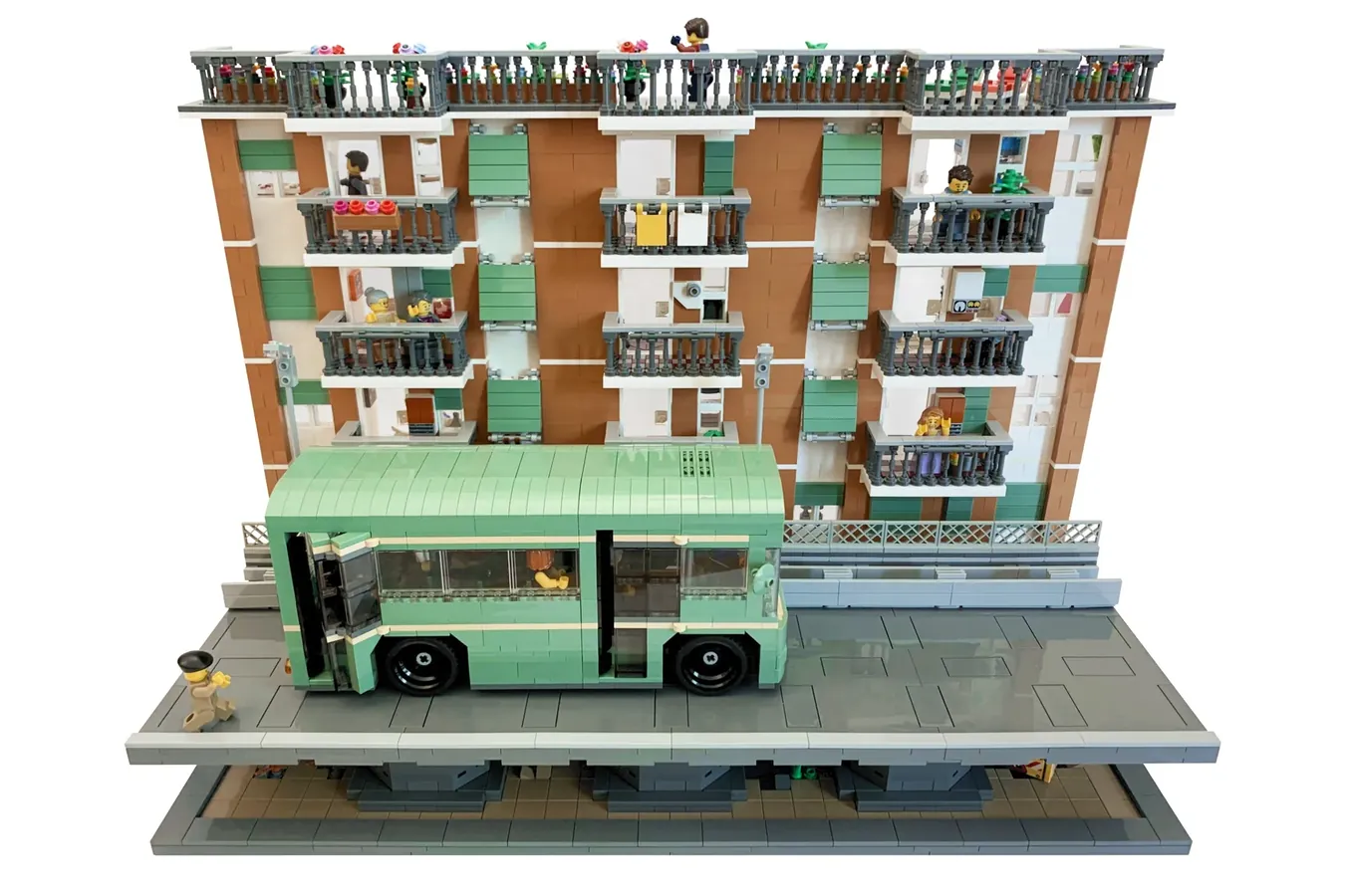 レゴ(R)アイデアで『バスに飛び乗るファントッツィ』が製品化レビュー進出！2022年第3回1万サポート獲得デザイン紹介