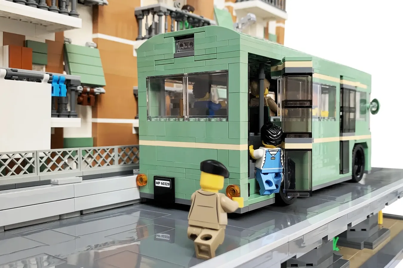 レゴ(R)アイデアで『バスに飛び乗るファントッツィ』が製品化レビュー進出！2022年第3回1万サポート獲得デザイン紹介