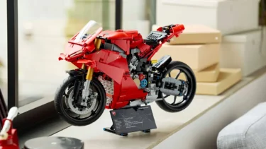 圧巻の真っ赤なボディ「Ducati Panigale V4 S(42202)」レゴ(R)テクニックの精巧なスーパーバイク新作モデルが2025年1月1日発売