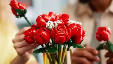 情熱の真っ赤な薔薇『10328 バラのブーケ』レゴ(R)ICONS(アイコンズ)新商品情報 | 2024年1月1日発売